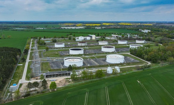 Riesige Tankbehälter stehen auf dem Gelände der PCK und elf Tanklagerbetrieb Seefeld GbR (Luftaufnahme mit einer Drohne). In der Erdölraffinerie PCK in Schwedt kommt Rohöl aus Russland über die Pipeli ...