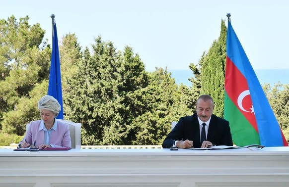 220718 -- BAKU, July 18, 2022 -- Azerbaijani President Ilham Aliyev R and European Commission President Ursula von der Leyen attend a signing ceremony in Baku, Azerbaijan, on July 18, 2022. Azerbaijan ...