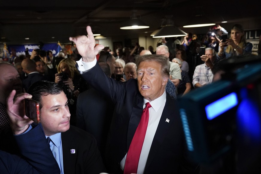 01.06.2023, USA, Des Moines: Donald Trump (M), ehemaliger Präsident der USA, begrüßt seine Anhänger vor seiner Rede beim Westside Conservative Breakfast. Foto: Charlie Neibergall/AP/dpa +++ dpa-Bildfu ...