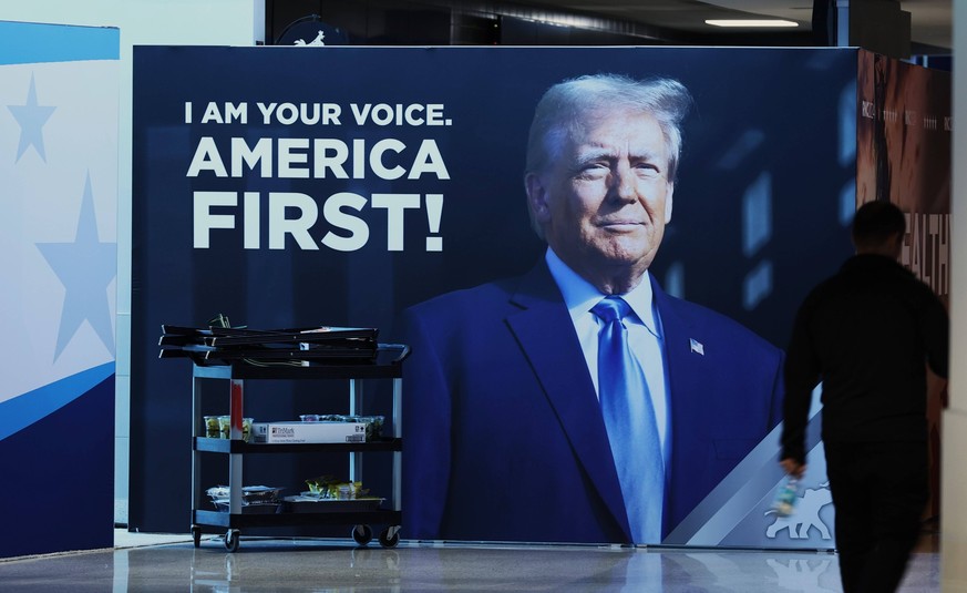 July 14, 2024, Milwaukee, Wi, US: The RNC in Milwaukee set the main stage as dignitaries arrive for sound check, one day before the Republican National Convention meet with delegates at the Deer Distr ...