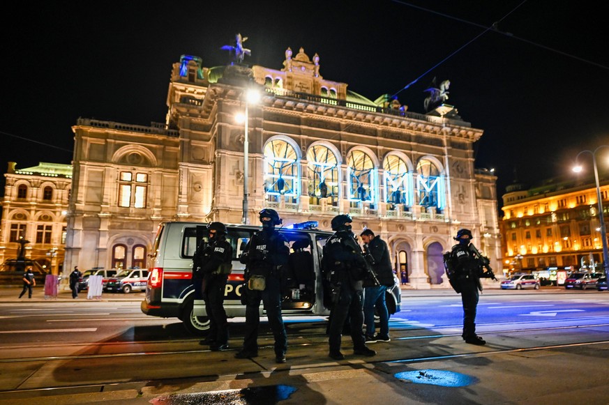 VIENNA, AUSTRIA - NOVEMBER 02: Heavily armed police stand outside the Vienna State Opera following shots fired in the city center on November 02, 2020 in Vienna, Austria. Police blocked off nearby str ...