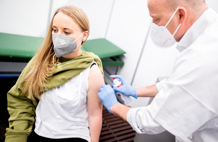 Marie Rohlfs, Erzieherin im Kindergarten Sternschnuppe, erhält vom Impfberechtigten Thomas Holler im Impfzentrum in der Messehalle ihre Impfung mit dem Impfstoff von AstraZeneca. Die Gesundheitsbehörd ...