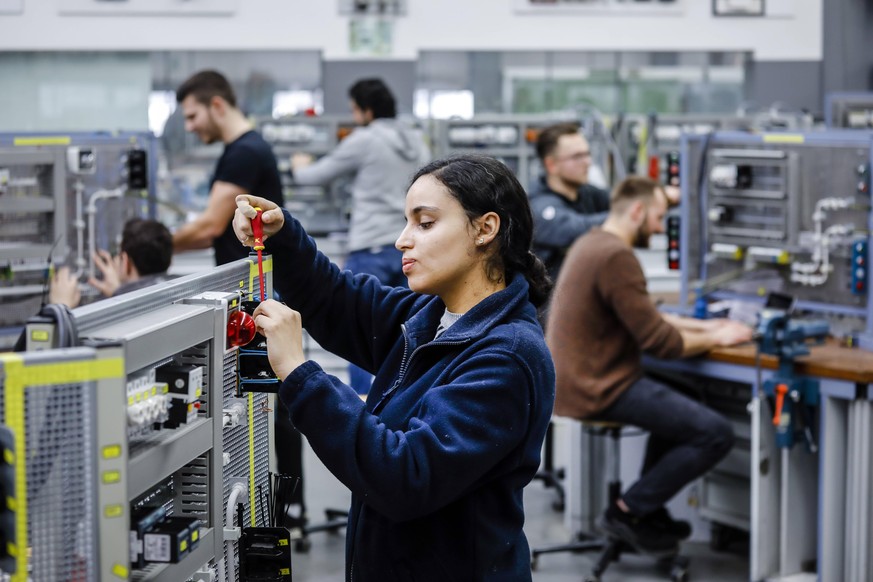 12.02.2020, Remscheid, Nordrhein-Westfalen, Deutschland - Auszubildende Frau in Elektroberufen, eine Industrieelektrikerin montiert einen Schaltkreis, Berufsbildungszentrum der Remscheider Metall- und ...