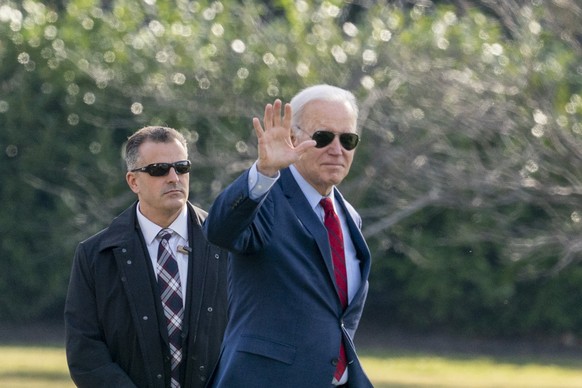 08.02.2023, USA, Washington: Joe Biden (r), Präsident der USA, winkt, bevor er an Bord von Marine One auf dem Südrasen des Weißen Hauses geht, um nach Wisconsin zu reisen. Foto: Alex Brandon/AP/dpa ++ ...