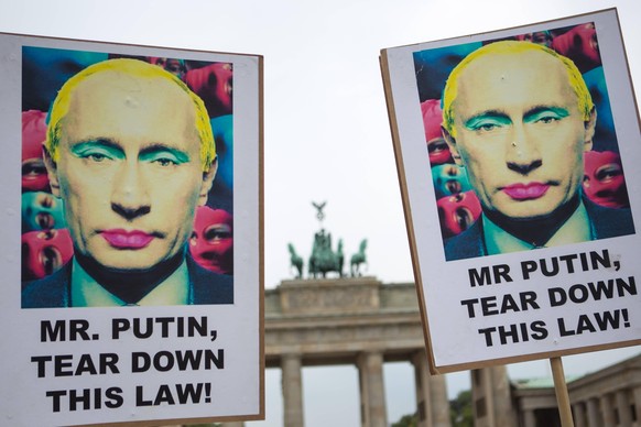 Weltweit protestierten Menschen gegen das russische "Homosexuellen-Gesetz". Wie hier in Berlin, 2013. Die Verbreitung der Illustration vom geschminkten Putin ist in Russland nun verboten.