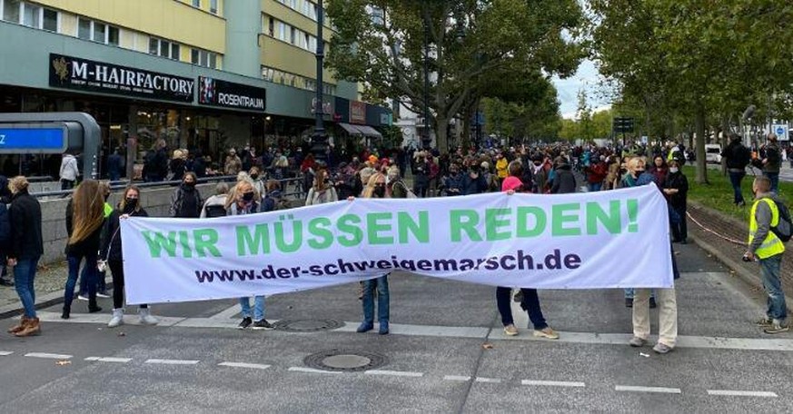 Ein schweigemarsch unter dem Motto "Wir müssen reden" zieht derzeit durch Berlin.