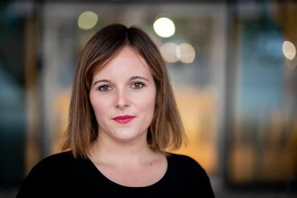 Jessica Rosenthal, Kandidatin für den Bundesvorsitz der Jusos, blickt am Rande des Online-Bundeskongresses der Jungsozialisten (Jusos) vor dem Willy-Brandt-Haus in die Kamera des Fotografen. Thema des ...