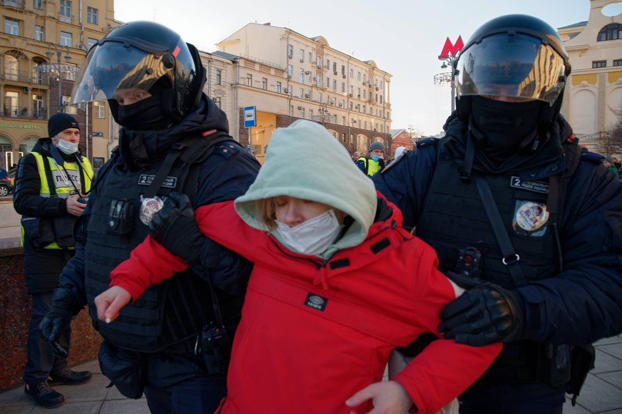 Die russische Polizei verhaftet eine Anti-Kriegs-Demonstrantin in Moskau. Die Frau auf diesem Bild ist nicht Kate, die in diesem Text zu Wort kommt..