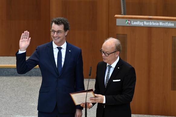 Landtagspräsident Andre Kuper nahm Hendrik Wüst nach seiner Wahl zum Ministerpräsidenten den Amtseid ab.