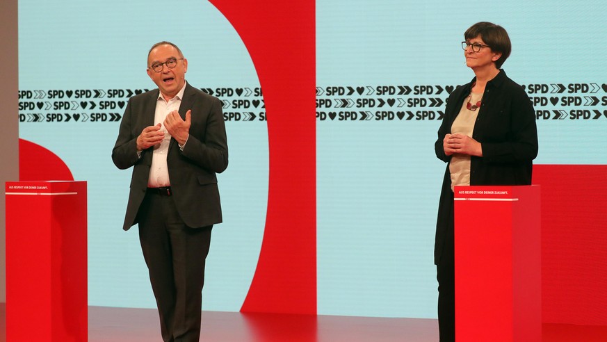 Saskia Esken und Norbert Walter-Borjans, SPD-Vorsitzende, halten auf dem Online-Bundesparteitag der SPD eine Rede.