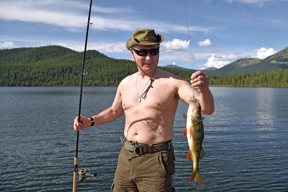 Russian President Vladimir Putin on vacation in Republic of Tyva 3166074 05.08.2017 Russian President Vladimir Putin fishing at the cascade of mountain lakes in the Republic of Tyva, during his vacati ...