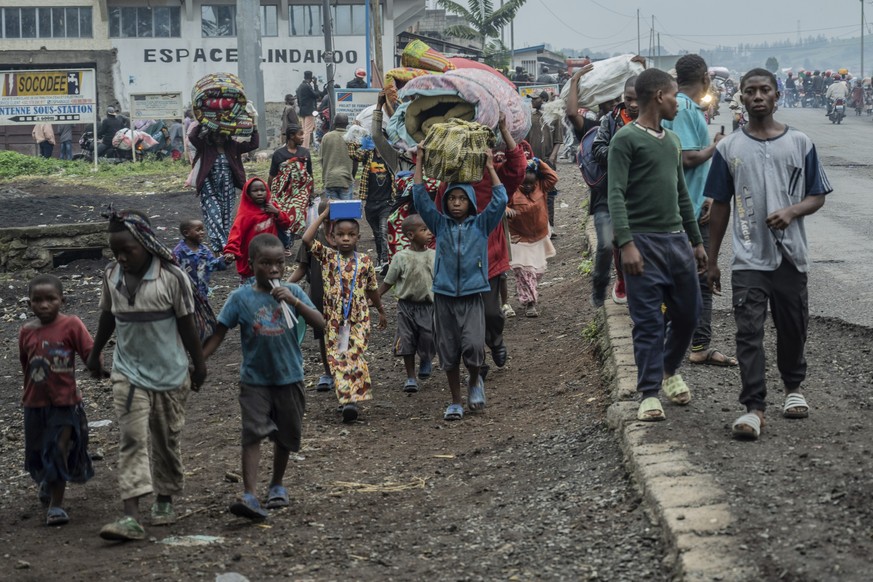 26.01.2025, Demokratische Republik Kongo, Goma: Menschen, die durch die Kämpfe mit den M23-Rebellen vertrieben wurden, machen sich auf den Weg ins Zentrum von Goma. Foto: Moses Sawasawa/AP/dpa +++ dpa ...