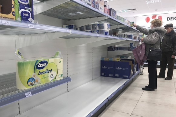 Wegen Coronavirus:leere Regale bei Drogeriemarktketten-wie hier in einer Filiale von Rossmann. Vor allem Toilettenpapier ist vielerorts ausverkauft. *** Due to coronavirus empty shelves at drugstore c ...