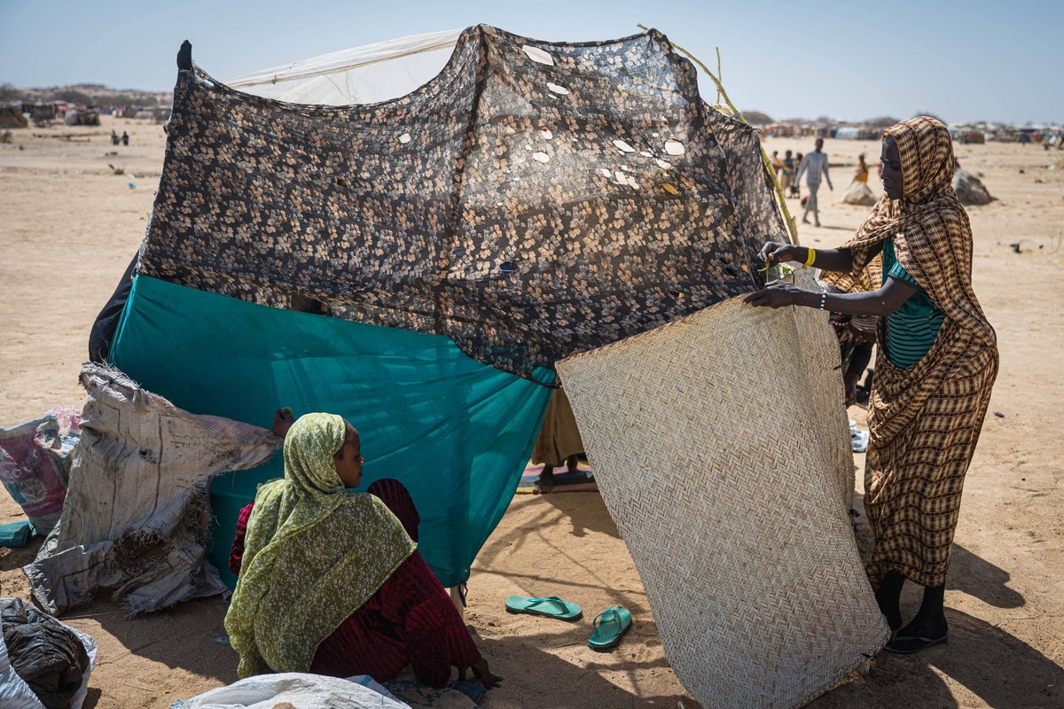 250629 -- BEIJING, June 29, 2025 -- Relocated Sudanese refugees set up a makeshift tent in the eastern Chadian city of Iridimi, on June 27, 2025. According to the United Nations, one in three Sudanese ...