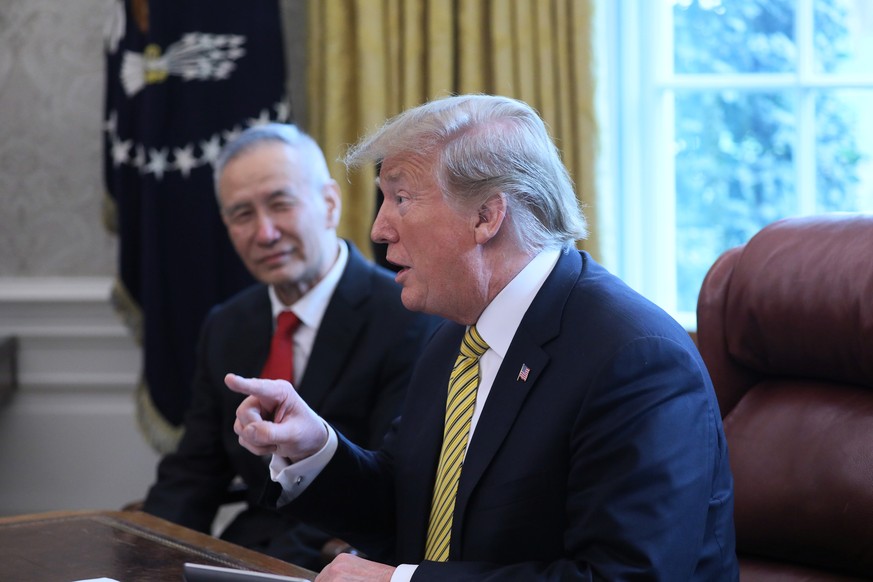 China&#039;s Vice Premier Liu He meets with U.S. President Trump in the Oval Office at the White House in Washington, U.S., April 4, 2019. REUTERS/Jonathan Ernst