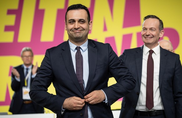 Der neugewählte FDP-Generalsekretär, Bijan Djir-Sarai (l,) steht neben seinem Vorgänger Volker Wissing beim FDP-Bundesparteitag. Bei dem ersten Präsenzparteitag der FDP nach dem Beginn von Corona woll ...