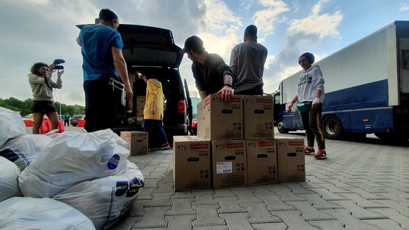 Verladen von Hilfsgütern in Kiew