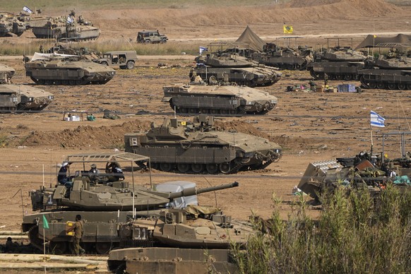 dpatopbilder - 24.10.2023, Israel, ---: Israelische Soldaten versammeln sich nahe der Grenze zum Gazastreifen im Süden Israels. Foto: Ohad Zwigenberg/AP/dpa +++ dpa-Bildfunk +++