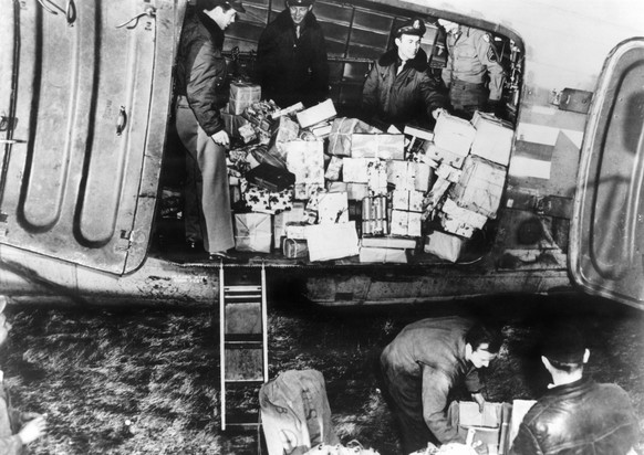 A plane-load of Christmas presents from the USA reaches its destination via the Berlin Airlift in Dec. 1948. The Soviet Union blockaded all land traffic to the British, French and US occupation sector ...