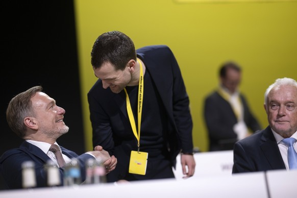 Christian Lindner, Johannes Vogel, FDP Parteitag DEU, Deutschland, Germany, Berlin, 09.02.2025 Christian Lindner , Parteivorsitzender der Partei FDP , Johannes Vogel , stelv. Parteivorsitzender , und  ...