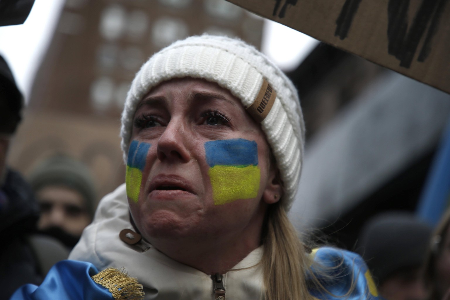 News Bilder des Tages Pro-Ukarine Rally In New York City Supporter of the Ukraine becomes emoional near the Russian Mission on the Upper East Side of Manhattan during the Stand With Ukraine Rally befo ...