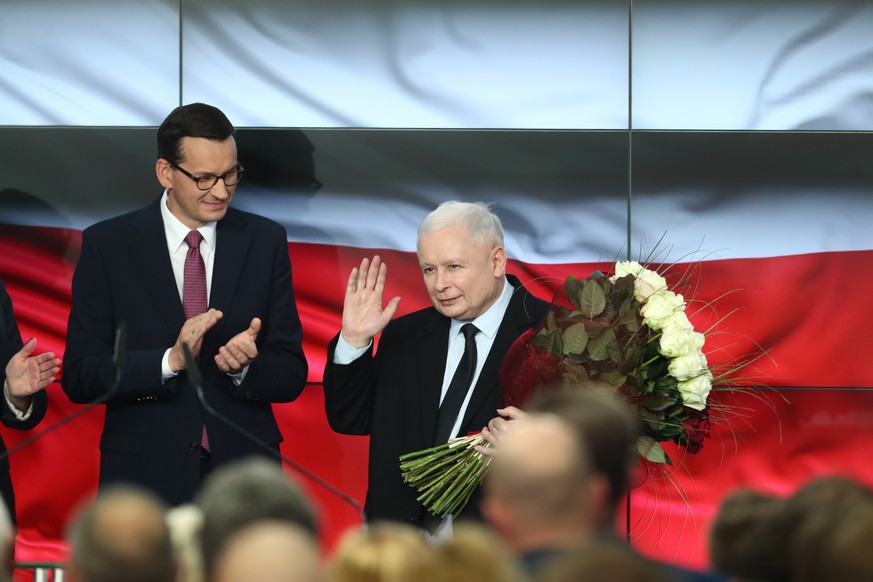 Polens Ministerpräsident Mateusz Morawiecki und PiS-Chef Jaroslaw Kaczynski jubeln am Wahlabend in Polen.