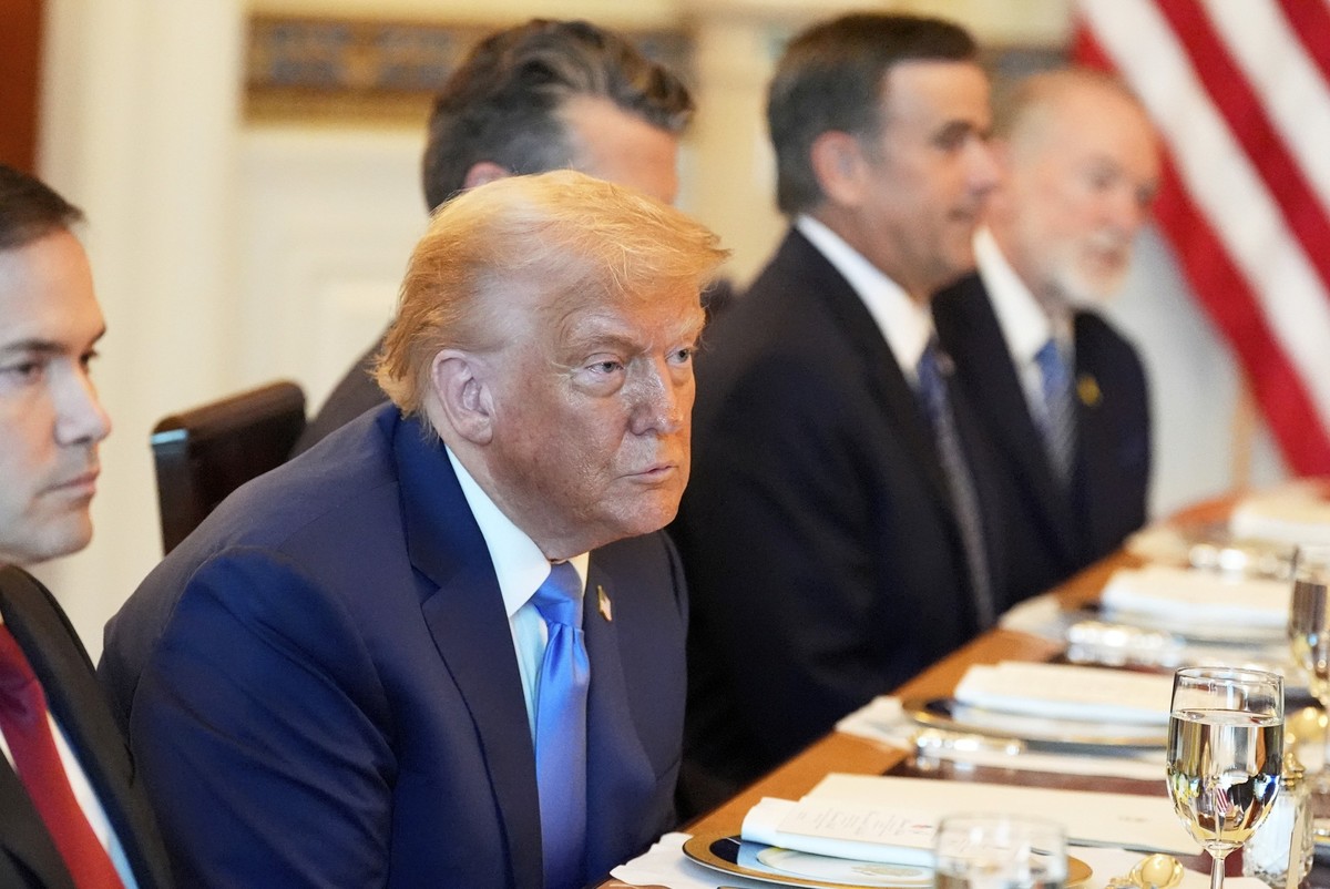 07.07.2025, USA, Washington: US-Außenminister Marco Rubio (von links), US-Präsident Donald Trump, US-Verteidigungsminister Pete Hegseth (verdeckt), CIA-Direktor John Ratcliffe und der US-Botschafter i ...