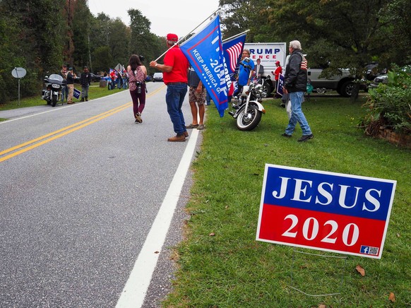 October 27, 2020, Warm Springs, Georgia, USA: Both Biden and Trump supporters lined the roadway in Warm Springs, Georgia to await the motorcade with presidential candidate Joe Biden. Biden will hold a ...