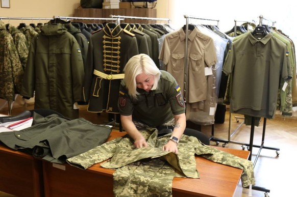 Das Verteidigungsministerium stellt neue Uniformen für Soldatinnen zur Verfügung.