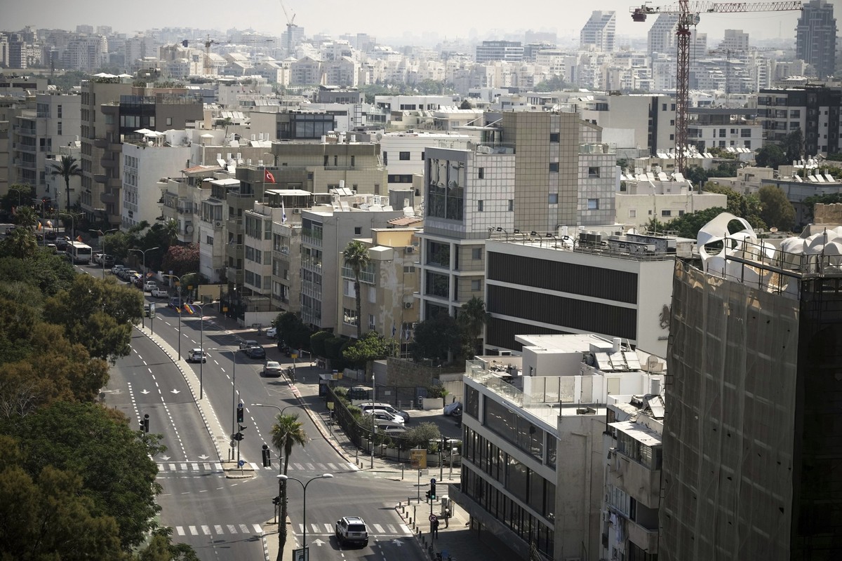 13.06.2025, Israel, Tel Aviv: Ein Überblick über die weitgehend leeren Straßen in der Nähe der Strandpromenade von Tel Aviv. Foto: Leo Correa/AP/dpa +++ dpa-Bildfunk +++
