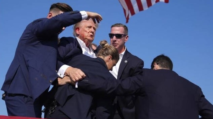 News Bilder des Tages 240714 -- PENNSYLVANIA , July 14, 2024 -- This video screenshot shows former U.S. President Donald Trump being helped off the stage at a rally in Butler, Pennsylvania of the Unit ...