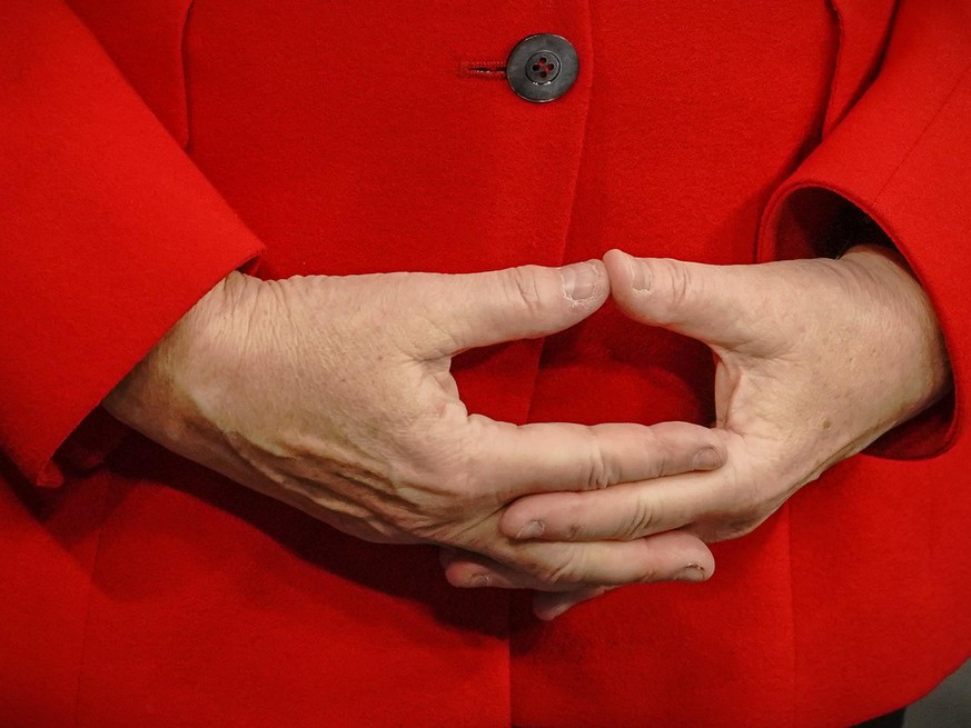 Bundeskanzlerin Angela Merkel (CDU) hat im Bundestag vor der Generaldebatte zum Bundeshaushalt 2020 ihre Hände zur Raute gefaltet.
