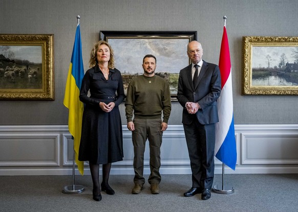 04.05.2023, Niederlande, Den Haag: Wolodymyr Selenskyj (M), Präsident der Ukraine, steht für ein Foto zusammen mit Jan Anthonie Bruijn, Präsident des Senats der Niederlande, und Vera Bergkamp, Präside ...