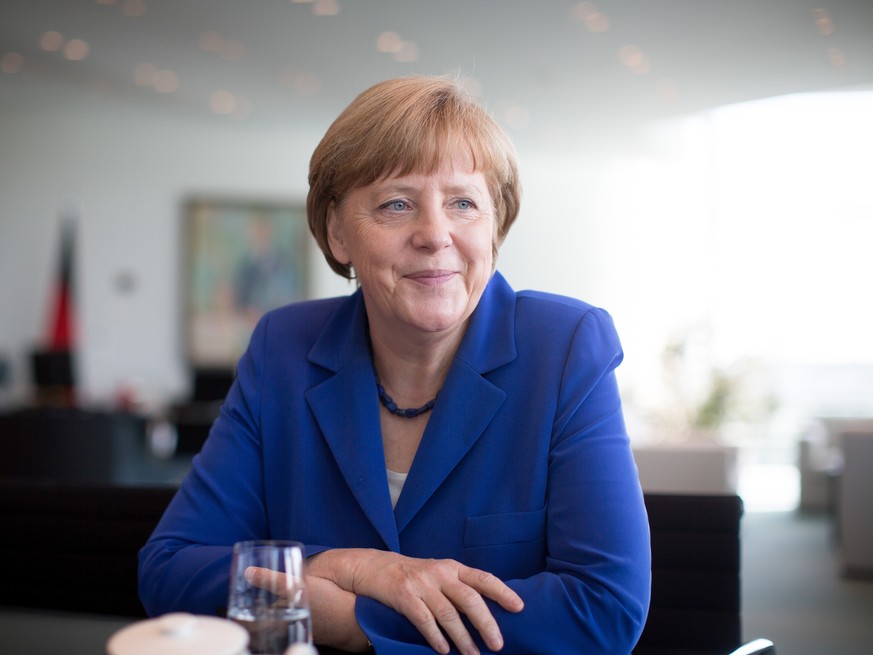 ARCHIV - 02.06.2015, Berlin: Bundeskanzlerin Angela Merkel (CDU) spricht in ihrem B