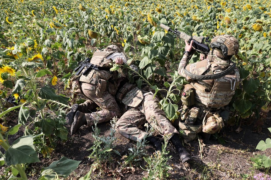 RUSSIA, ZAPOROZHYE REGION - JULY 18, 2024: Servicemen of a special operations unit of the Russian Armed Forces take part in a training session to practice rescuing and evacuating an injured person. Al ...