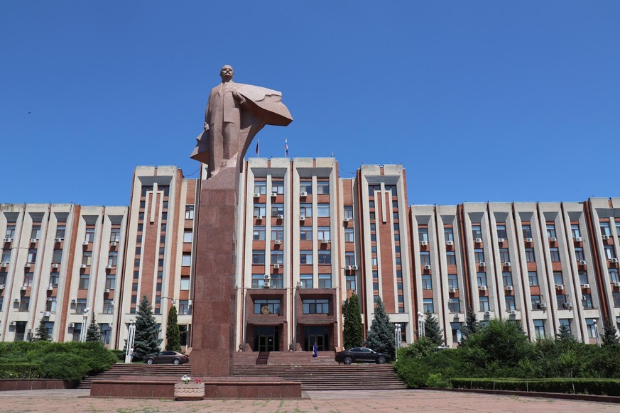 Eine Lenin-Statue steht vor dem Parlamentsgebäude in Tiraspol im Separatistengebiet Transnistrien. Der Konflikt um das moldauische Separatistengebiet Transnistrien zählt zu den ältesten auf Ex-Sowjetg ...