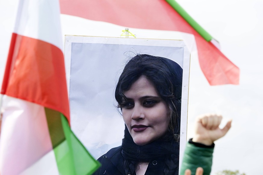 Berlin, Protest auf Reichstagswiese nach Tod von Mahsa Amini im Iran Mit Plakaten von Masha Amini demonstrieren Teilnehmer für Demokratie und Freiheit im Iran auf der Reichstagswiese. Berlin, 28.09.20 ...