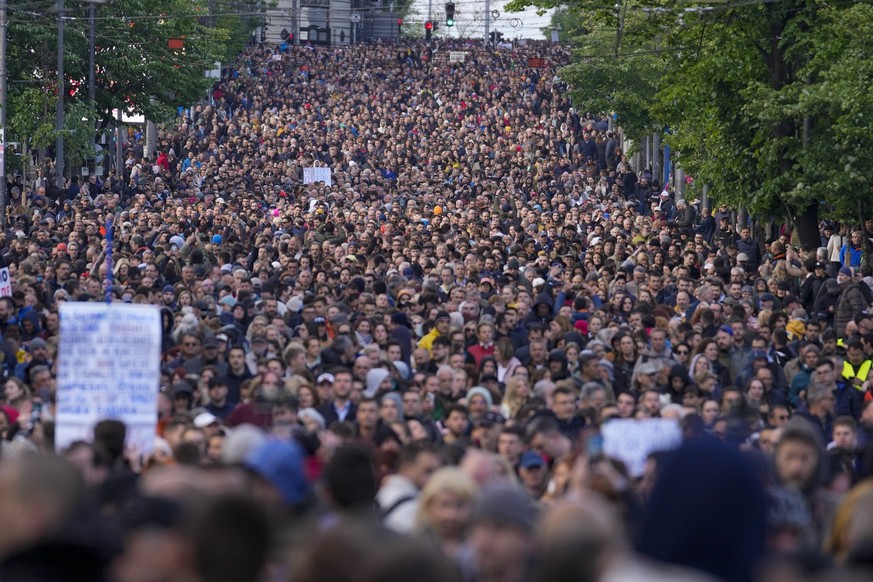 12.05.2023, Serbien, Belgrad: Menschen blockieren eine Autobahn während einer Demonstration gegen Gewalt. Foto: Darko Vojinovic/AP/dpa +++ dpa-Bildfunk +++