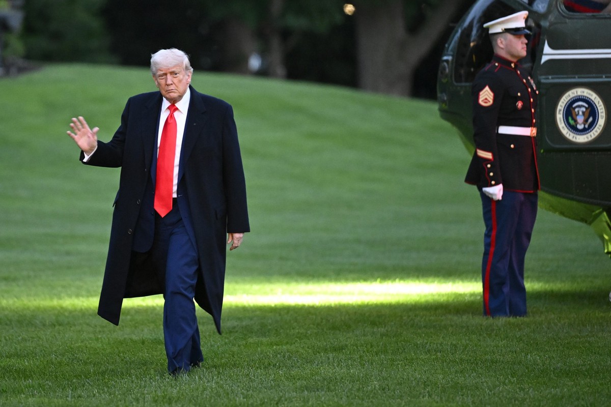 President Donald Trump arrives on the South Lawn of the White House, Thursday, May 22, 2025, in Washington, after attending a crypto dinner at Trump National Golf Club Washington DC. (AP Photo/John Mc ...