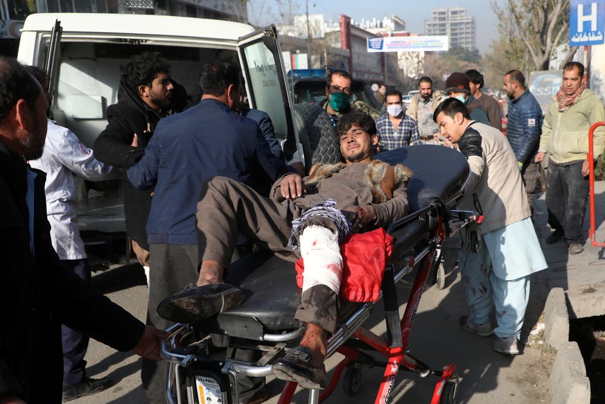 Ein verletzter Mann wird in ein Krankenhaus gebracht, nachdem Raketen Wohngebiete in Kabul getroffen haben.