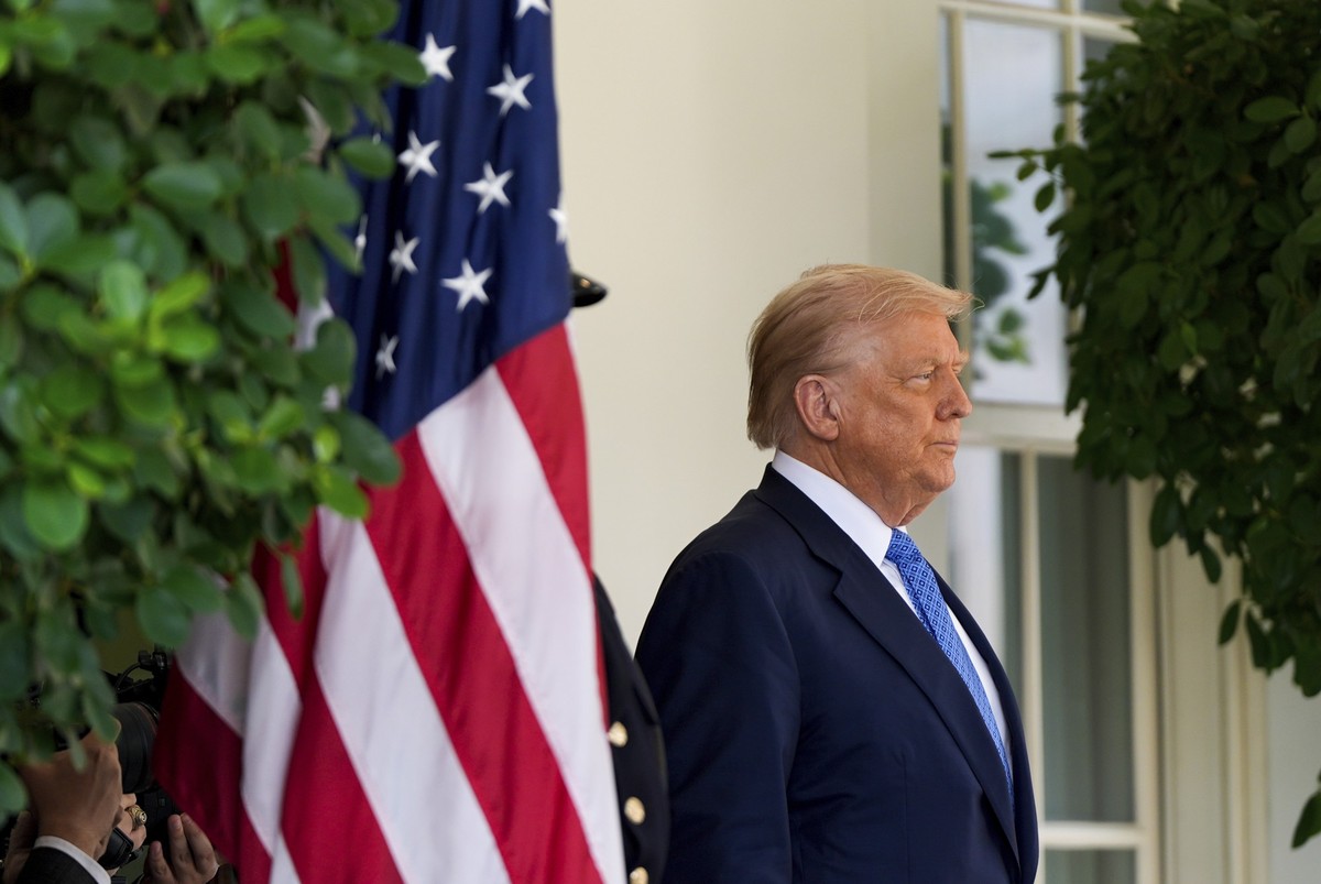 President Donald Trump waits to greet Armenia's Prime Minister Nikol Pashinyan at the White House, Friday, Aug. 8, 2025, in Washington. (AP Photo/Julia Demaree Nikhinson)