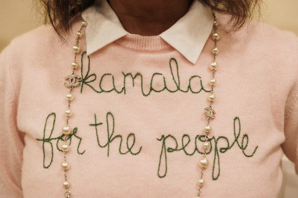 22.08.2024, USA, Pleasanton: Carla Wicks vom Rho Delta Omega Chapter der Alpha Kappa Alpha (AKA) Sorority, Inc. trägt einen bestickten &quot;Kamala for the people&quot;-Pullover während einer Überwach ...