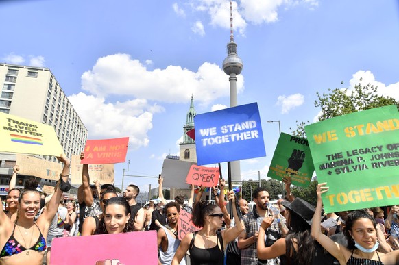 Demonstrationszug mit dem Motto 'Berlin Pride 2020' vom Nollendorfplatz über Potsdamer Straße, Wilhelmstraße und Unter den Linden zum Alexanderplatz.