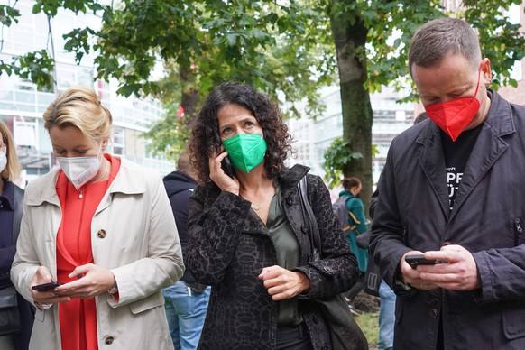 23.08.2021, Berlin: Franziska Giffey (SPD, l-r), Spitzenkandidatin der SPD f�r die Wahl zum Abgeordnetenhaus Berlin, Bettina Jarasch (B�ndnis90/Die Gr�nen) und Klaus Lederere (Die Linke) greifen bei e ...