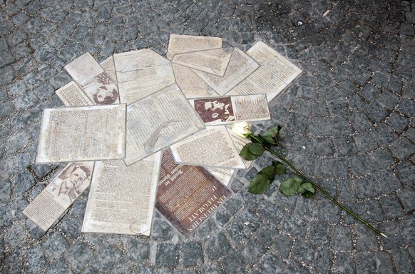 Ein Denkmal erinnert in München an die Flugblattaktion der "Weißen Rose", für die Sophie, Hans und Christoph ihr Leben geben mussten.