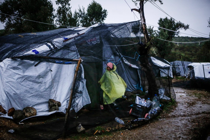 Menschen im Flüchtlingslager Moria auf Lesbos.