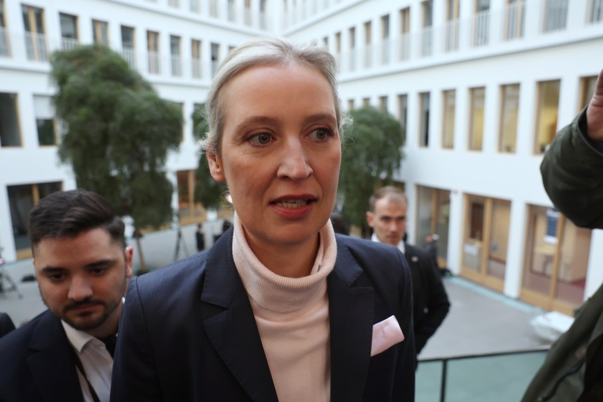 24.02.2025, Berlin: Alice Weidel, Bundesvorsitzende der AfD, kommt am Haus der Bundespressekonferenz an. Am Vortag fand die vorgezogene Wahl zum 21. Deutschen Bundestag statt. Foto: Jens B