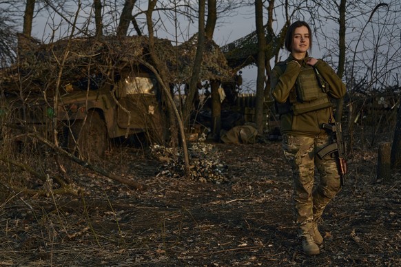22.03.2023, Ukraine, Bachmut: Eine ukrainische Soldatin ist an einer Position an der Frontlinie in der Region Donezk im Einsatz. Foto: LIBKOS/AP +++ dpa-Bildfunk +++
