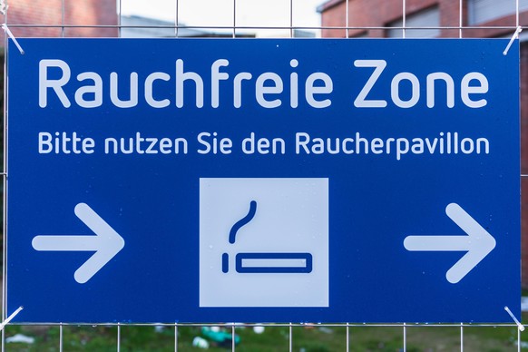 Schild zum definieren einer rauchfreien Zone Kiel Düsternbrook Schleswig-Holstein Deutschland *** Sign to define a smoke-free zone Kiel Düsternbrook Schleswig Holstein Germany