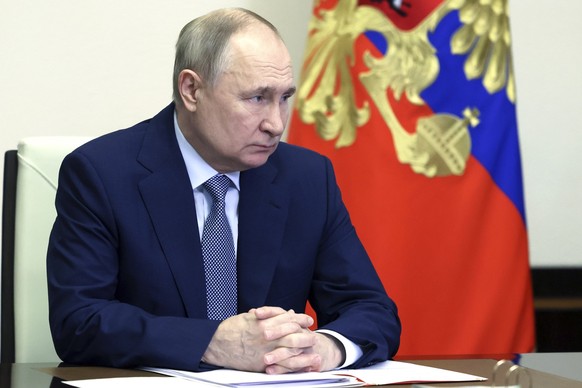 22.03.2024, Russland, Moskau: Auf diesem von der staatlichen russischen Nachrichtenagentur Sputnik via AP veröffentlichte Foto leitet Wladimir Putin, Präsident von Russland, eine Sitzung mit Mitgliede ...